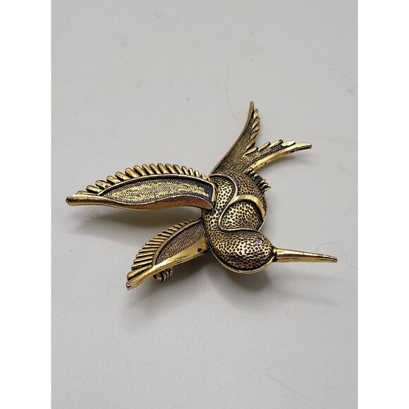 Vintage Gold Tone Hummingbird Brooch Textured Rhinestone Eye 1970s - Picture 3 of 7